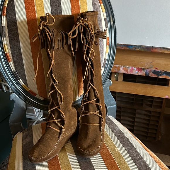 Minnetonka Shoes - Minnetonka Tall Fringe Lace Up Moccasins Boots EUC 7